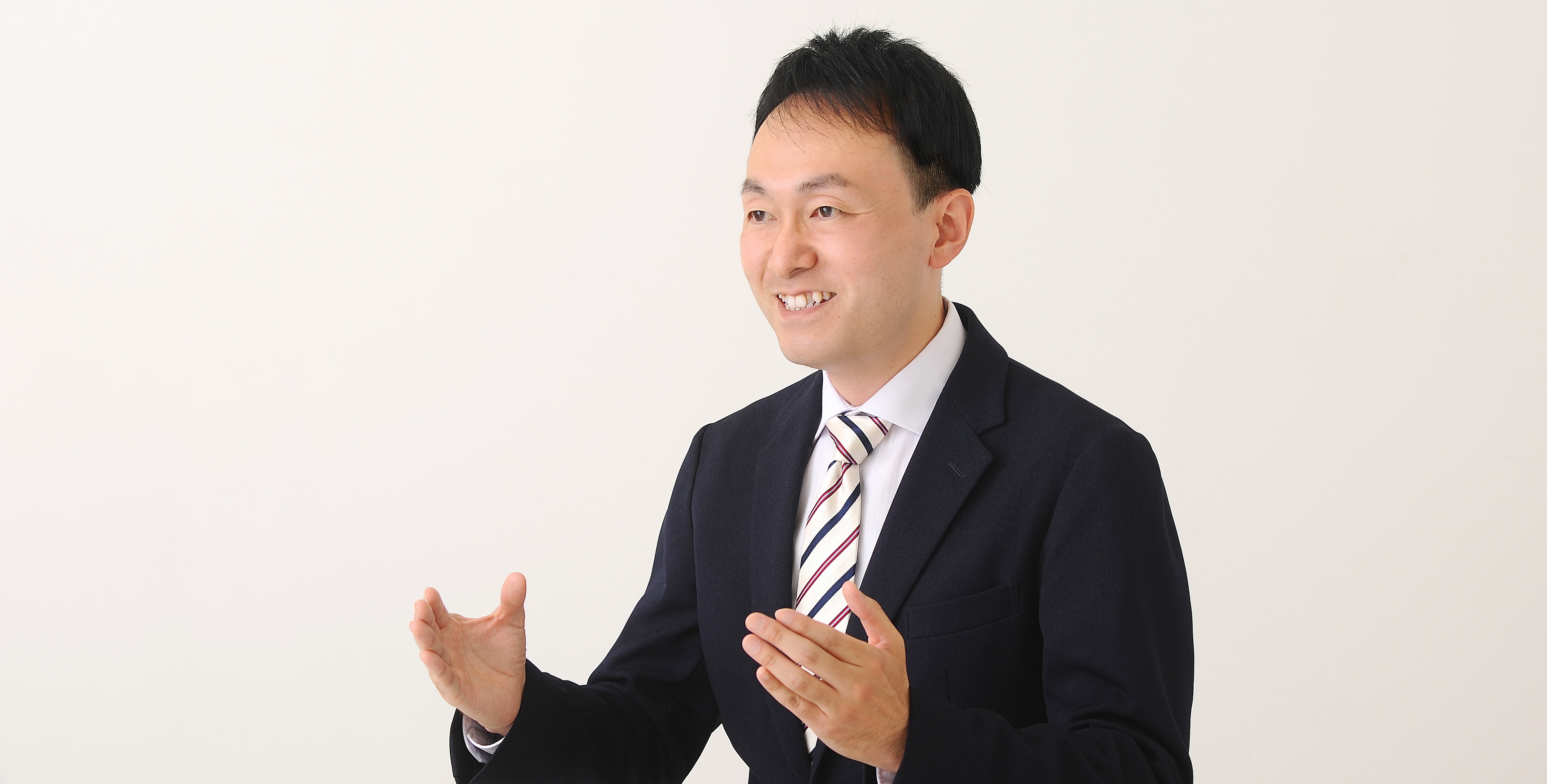 相談中の男性婚活カウンセラー