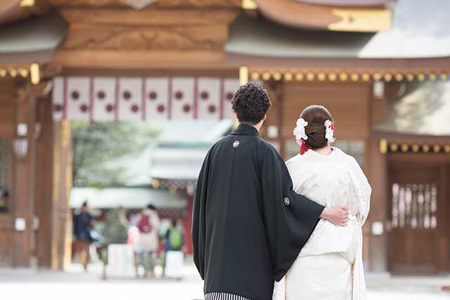 和装の夫婦が神社へ向かう良縁のイメージ