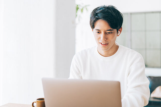 オンラインで婚活相談を受けるイメージ